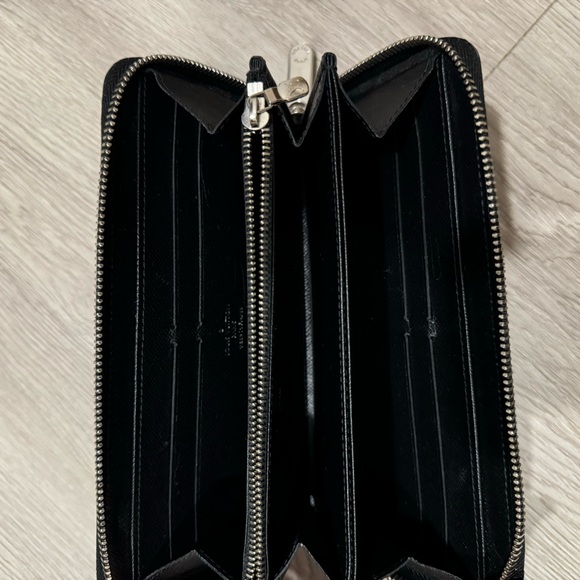 24 hour sale! Only $575 Beautiful Louis Vuitton Zippy Wallet - Picture 6 of 10